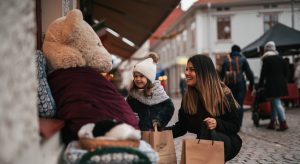 Mor och dotter på julshopping