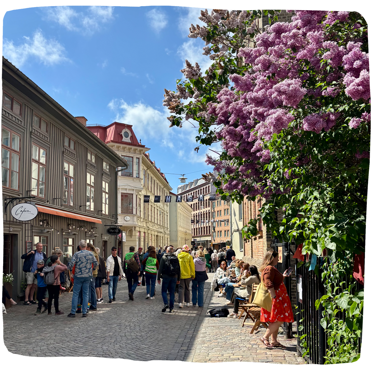 Kortedala Torg på sommaren. Barn som leker vid en fontän.