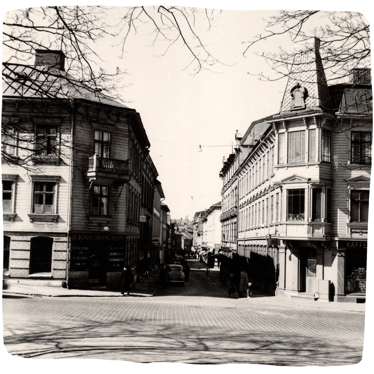 Kortedala Torg på 1950-tal. En pojke som blåser ballong.